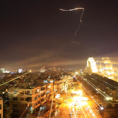 Syrien: Ein Leuchtstreif ist bei einem Luftangriff am Himmel über Damaskus zu sehen