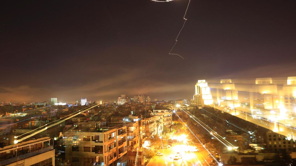 Syrien: Ein Leuchtstreif ist bei einem Luftangriff am Himmel über Damaskus zu sehen