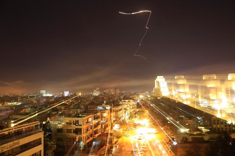 Syrien: Ein Leuchtstreif ist bei einem Luftangriff am Himmel über Damaskus zu sehen