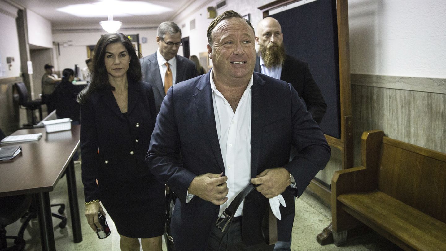 Moderator Alex Jones attackierte US-Präsident Donald Trump