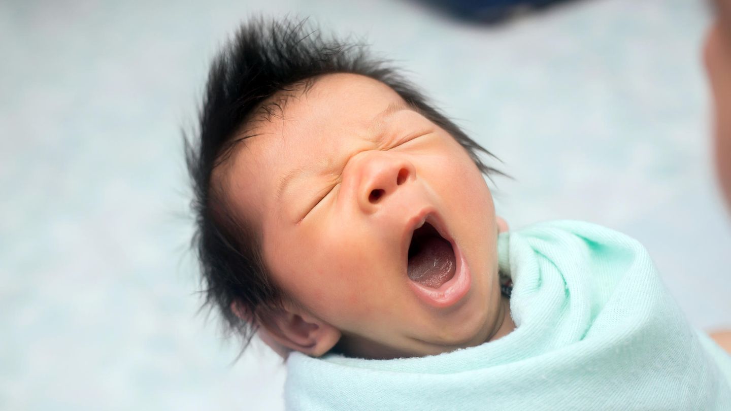 Ein Baby gähnt