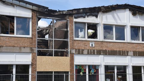 Die Hauptschule nach dem Brand: Das Treppenhaus und Teile des Dachs sind völlig zerstört