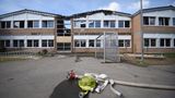 Branderkunder der Feuerwehr sahen zwei Personen flüchten. Wenig später traf die Polizei in der Nähe der Brandstelle einen 15-jährigen Hennefer an, der von einem Kinderheim als vermisst gemeldet worden war. Ob er in Zusammenhang mit dem Brand steht, ist noch unklar.