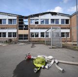 Branderkunder der Feuerwehr sahen zwei Personen flüchten. Wenig später traf die Polizei in der Nähe der Brandstelle einen 15-jährigen Hennefer an, der von einem Kinderheim als vermisst gemeldet worden war. Ob er in Zusammenhang mit dem Brand steht, ist noch unklar.