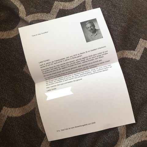 Ein Foto zeigt den Abschiedsbrief eines DHL-Boten, der in Rente geht. Ein weißes DinA4-Blatt, rechts oben ein Foto