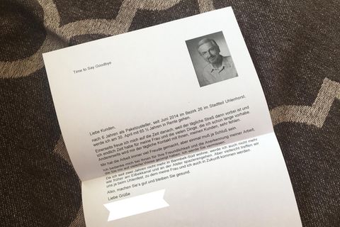 Ein Foto zeigt den Abschiedsbrief eines DHL-Boten, der in Rente geht. Ein weißes DinA4-Blatt, rechts oben ein Foto