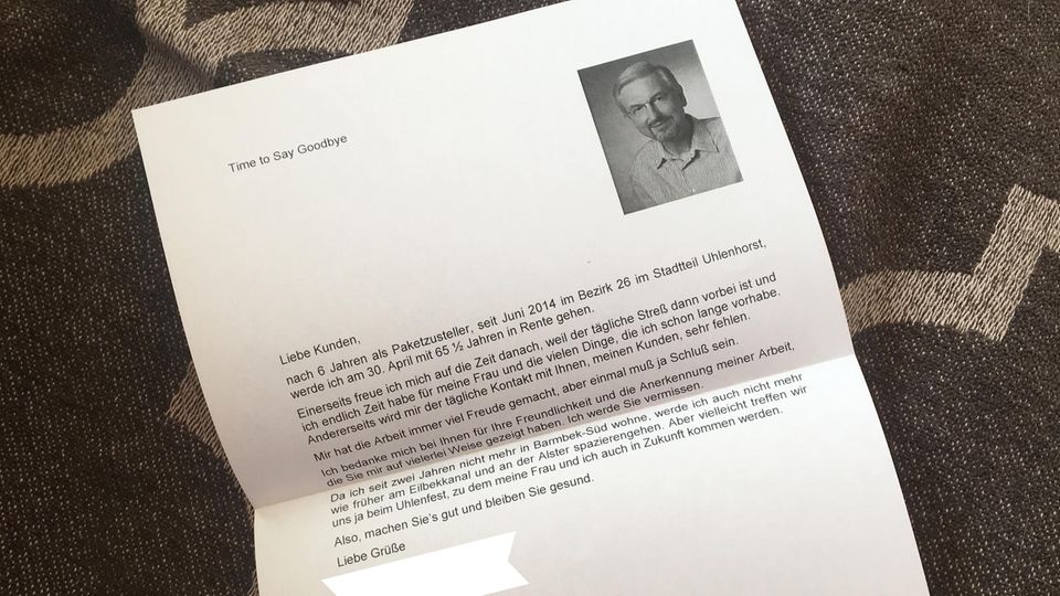 Ein Foto zeigt den Abschiedsbrief eines DHL-Boten, der in Rente geht. Ein weißes DinA4-Blatt, rechts oben ein Foto