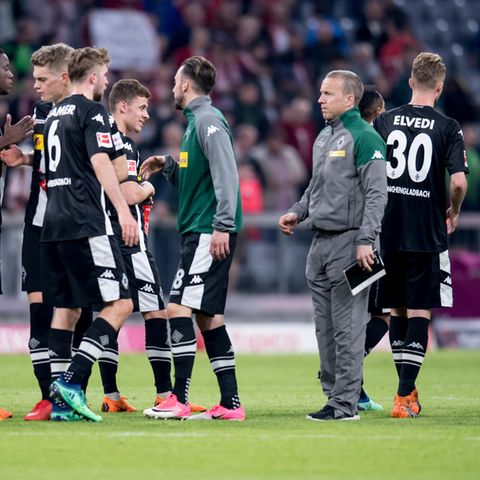 Nach Abpfiff  beim FC Bayern München stehen Spieler und Betreuer von Borussia Mönchengladbach mit hängenden Köpfen auf dem Rasen