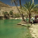 Ein Zwischenziel der VW Amarok Adventure Tour 2018: die Oase Wadi bani Khalid mit ihrem türkisblauen klaren Wasser