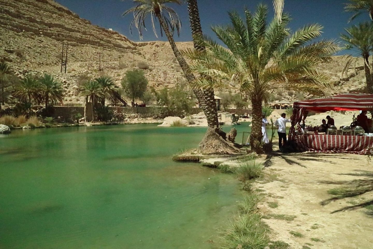 Ein Zwischenziel der VW Amarok Adventure Tour 2018: die Oase Wadi bani Khalid mit ihrem türkisblauen klaren Wasser