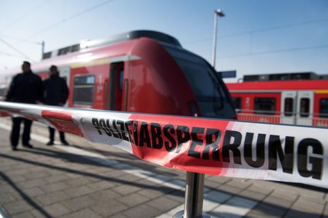 Mutmaßlicher Sexualdelikt in Fußball-Sonderzug: Polizei fahndet nach 30-Jährigen Mönchengladbacher