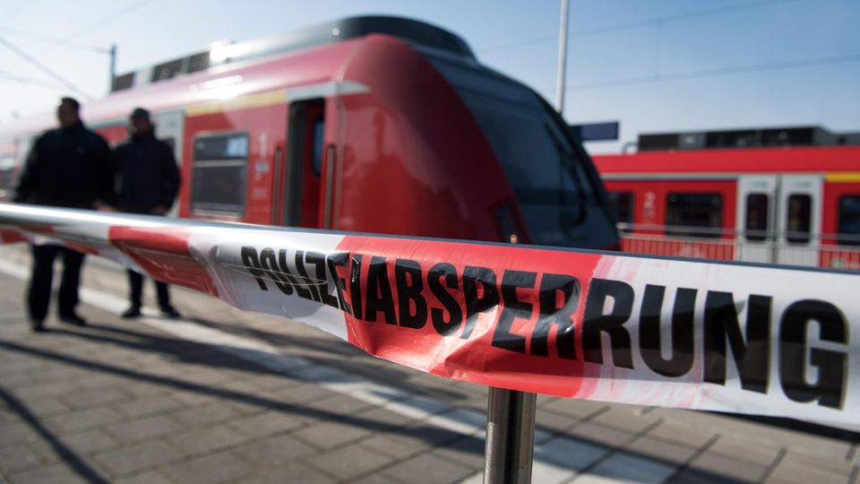 Mutmaßlicher Sexualdelikt in Fußball-Sonderzug: Polizei fahndet nach 30-Jährigen Mönchengladbacher