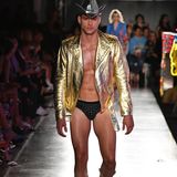 Der Cowboy darf natürlich nicht fehlen, wenn es um amerikanisches Kulturgut geht: Ein Entwurf aus der Herren-Kollektion für Frühjahr-Sommer 2018.