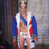 Auch für die Männer dürfte Jeremy Scott sicher das ein oder andere schräge Teil entwerfen. Dieser Look aus der Frühjahr-Sommer-Kollektion 2016 lässt Schrilles erahnen.