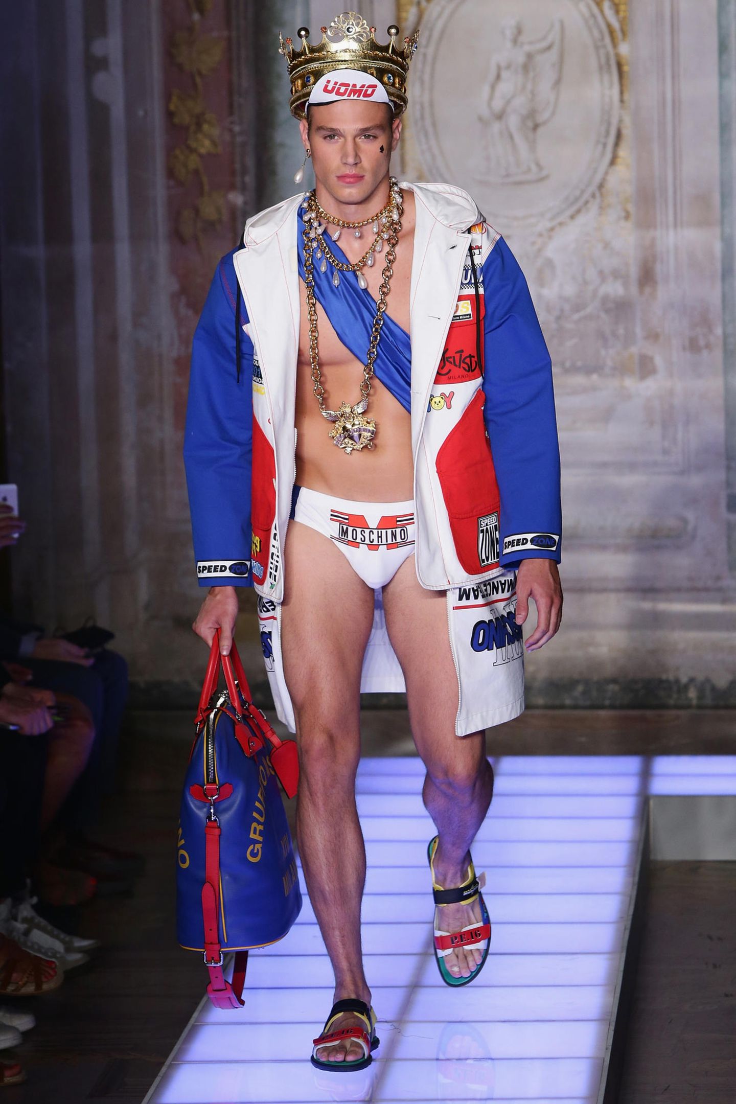 Auch für die Männer dürfte Jeremy Scott sicher das ein oder andere schräge Teil entwerfen. Dieser Look aus der Frühjahr-Sommer-Kollektion 2016 lässt Schrilles erahnen.