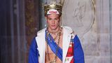 Auch für die Männer dürfte Jeremy Scott sicher das ein oder andere schräge Teil entwerfen. Dieser Look aus der Frühjahr-Sommer-Kollektion 2016 lässt Schrilles erahnen.