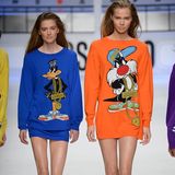 Die Herbst-Winter-Kollektion 2015 stand bei Moschino im Zeichen der Looney Tunes. Zeichentrickhelden wie Daffy Duck, Sylvester oder Bugs Bunny fanden sich auf Blusen und Sweatshirts. Als seine Lieblingsfigur nennt Jeremy Scott allerdings Mickey Maus. Gut möglich, dass sich der berühmte Vierbeiner in seiner H&M-Kollektion wiederfindet.