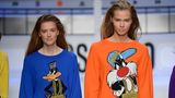Die Herbst-Winter-Kollektion 2015 stand bei Moschino im Zeichen der Looney Tunes. Zeichentrickhelden wie Daffy Duck, Sylvester oder Bugs Bunny fanden sich auf Blusen und Sweatshirts. Als seine Lieblingsfigur nennt Jeremy Scott allerdings Mickey Maus. Gut möglich, dass sich der berühmte Vierbeiner in seiner H&M-Kollektion wiederfindet.