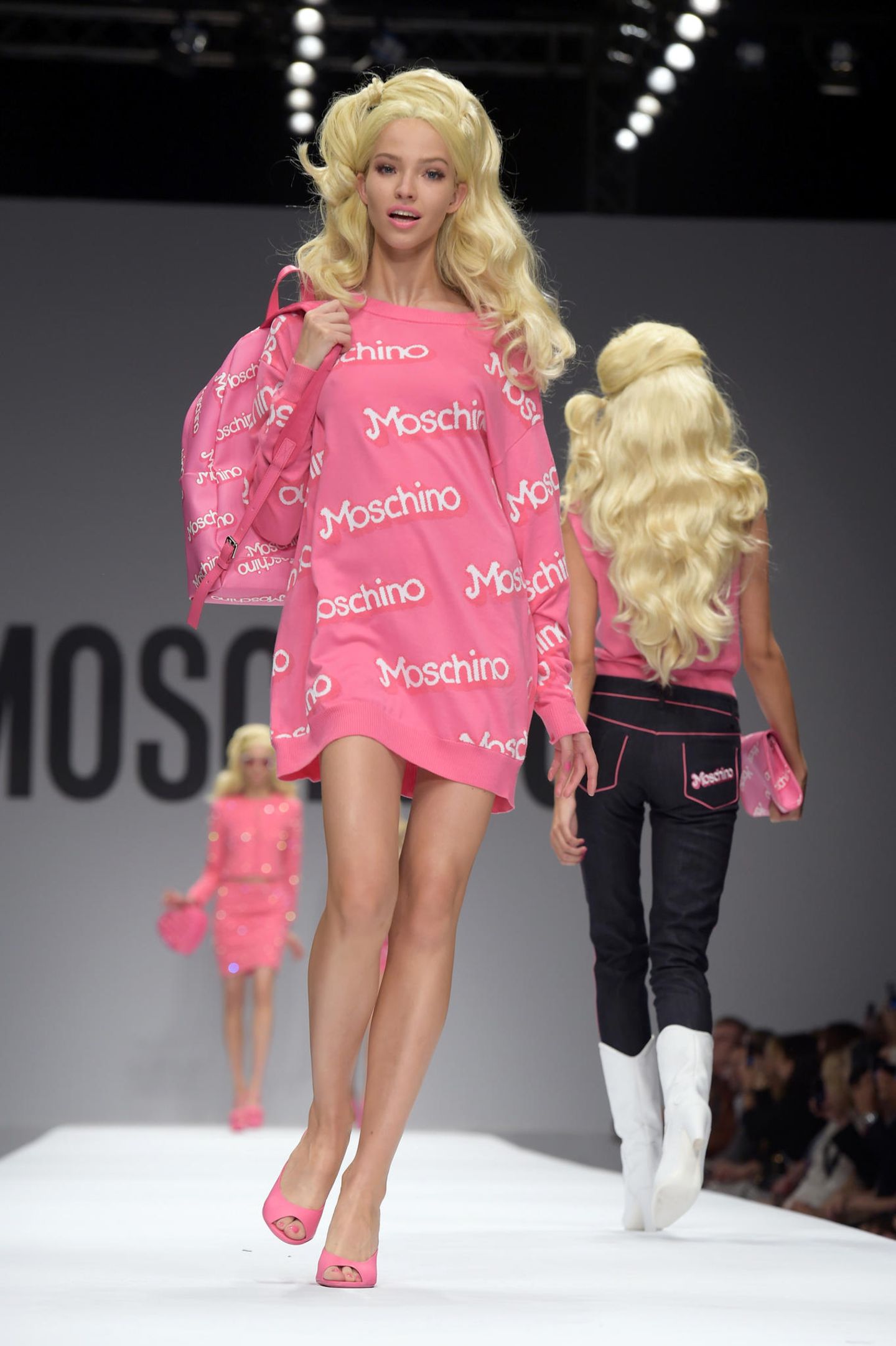 Moschino Die Frühjahr-Sommer-Kollektion 2015 stand bei Moschino ganz im Zeichen der Barbiepuppe. Jeremy Scott lässt sich bei seinen Entwürfen oft von typisch amerikanischen Gewohnheiten oder Gegenständen inspirieren, verpasst ihnen aber eine Portion Humor, denn Mode ist für ihn in erster Linie ein großer Spaß.