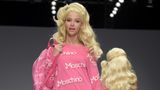 Die Frühjahr-Sommer-Kollektion 2015 stand bei Moschino ganz im Zeichen der Barbiepuppe. Jeremy Scott lässt sich bei seinen Entwürfen oft von typisch amerikanischen Gewohnheiten oder Gegenständen inspirieren, verpasst ihnen aber eine Portion Humor, denn Mode ist für ihn in erster Linie ein großer Spaß.