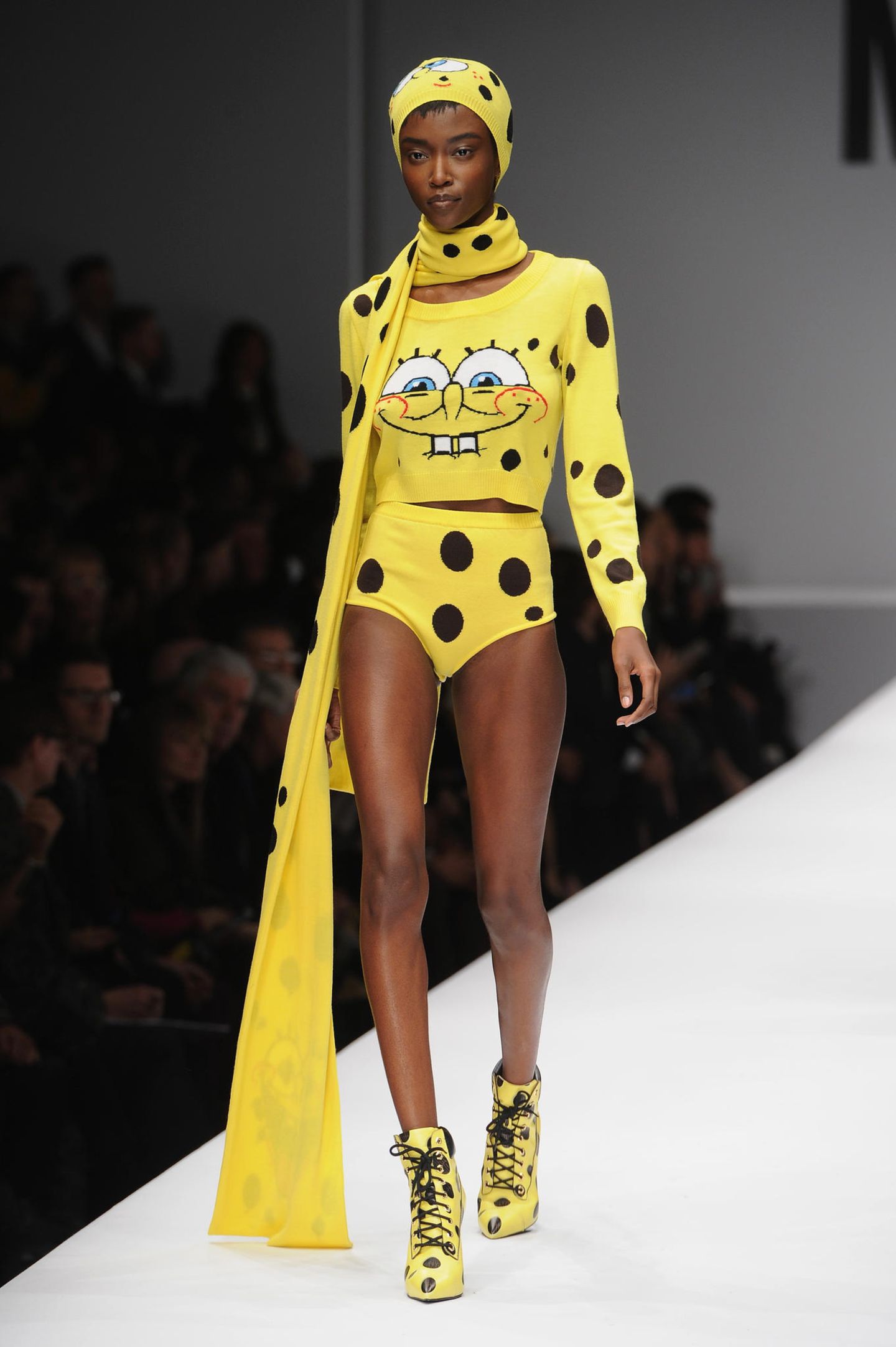 Im Oktober 2013 wurde Jeremy Scott zum Kreativdirektor des italienischen Labels Moschino ernannt. Vier Monate später präsentierte der US-Designer bei der Mailänder Modewoche seine erste Kollektion und zeigte unter anderem Entwürfe mit der Zeichentrickfigur SpongeBob Schwammkopf.