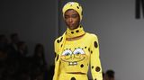 Im Oktober 2013 wurde Jeremy Scott zum Kreativdirektor des italienischen Labels Moschino ernannt. Vier Monate später präsentierte der US-Designer bei der Mailänder Modewoche seine erste Kollektion und zeigte unter anderem Entwürfe mit der Zeichentrickfigur SpongeBob Schwammkopf.