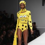 Im Oktober 2013 wurde Jeremy Scott zum Kreativdirektor des italienischen Labels Moschino ernannt. Vier Monate später präsentierte der US-Designer bei der Mailänder Modewoche seine erste Kollektion und zeigte unter anderem Entwürfe mit der Zeichentrickfigur SpongeBob Schwammkopf.