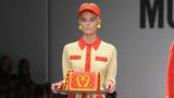 Zum Renner der ersten Moschino-Kollektion, die Jeremy Scott verantwortete, wurden die von McDonald's inspirierten Outfits und Accessoires.