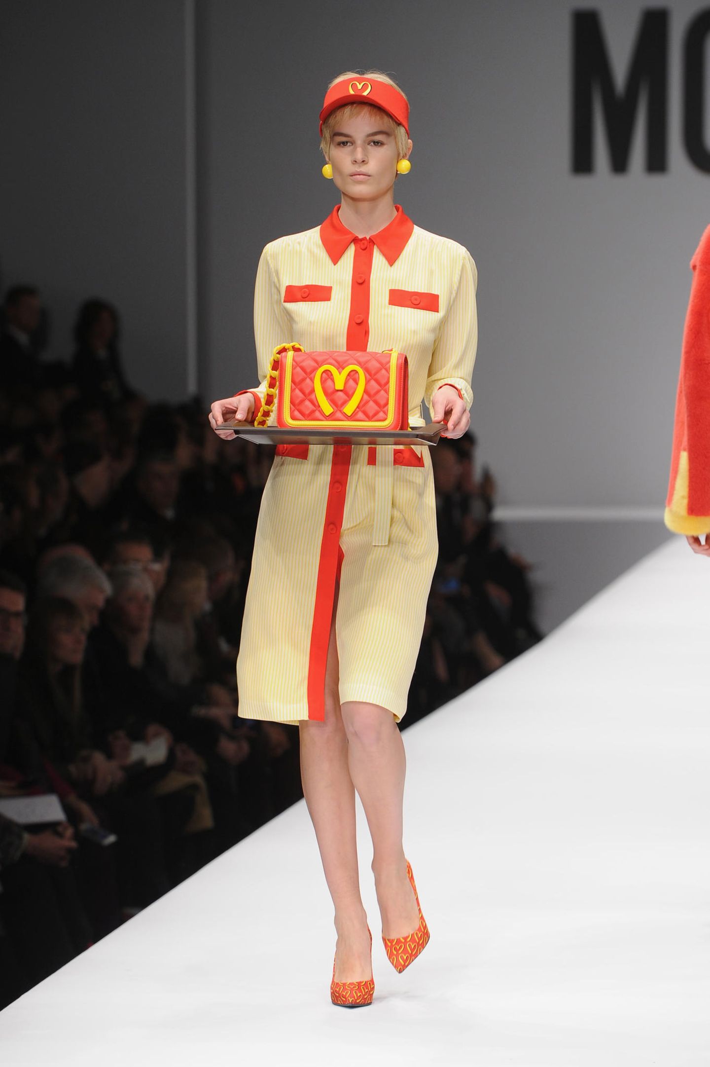 Zum Renner der ersten Moschino-Kollektion, die Jeremy Scott verantwortete, wurden die von McDonald's inspirierten Outfits und Accessoires.