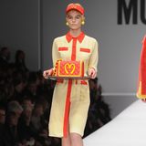 Zum Renner der ersten Moschino-Kollektion, die Jeremy Scott verantwortete, wurden die von McDonald's inspirierten Outfits und Accessoires.