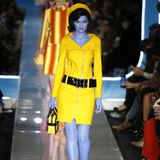 Seine aktuelle Herbst-Winter-Kollektion widmet Jeremy Scott den Sechzigern und Stilikone Jackie Kennedy, die von einigen Models als blauhäutiges Alien dargestellt wurde. Der Sinn dahinter? Eine irre Verschwörungstheorie um Schauspielerin Marilyn Monroe, die mit John F. Kennedy eine Affäre hatte.