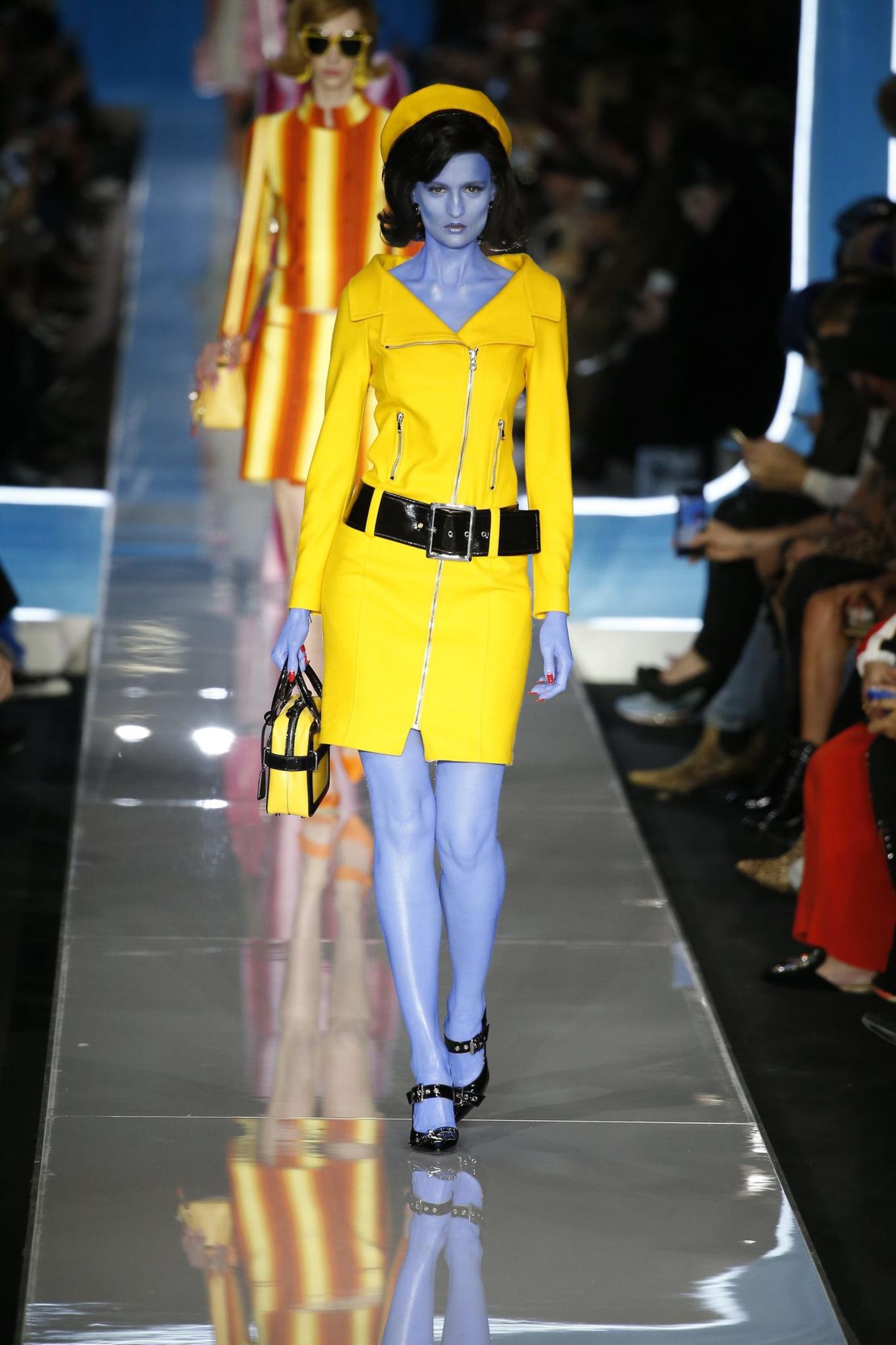 Seine aktuelle Herbst-Winter-Kollektion widmet Jeremy Scott den Sechzigern und Stilikone Jackie Kennedy, die von einigen Models als blauhäutiges Alien dargestellt wurde. Der Sinn dahinter? Eine irre Verschwörungstheorie um Schauspielerin Marilyn Monroe, die mit John F. Kennedy eine Affäre hatte.