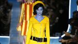 Seine aktuelle Herbst-Winter-Kollektion widmet Jeremy Scott den Sechzigern und Stilikone Jackie Kennedy, die von einigen Models als blauhäutiges Alien dargestellt wurde. Der Sinn dahinter? Eine irre Verschwörungstheorie um Schauspielerin Marilyn Monroe, die mit John F. Kennedy eine Affäre hatte.
