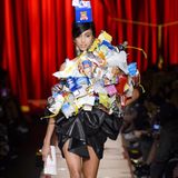 Moschinos Vorschlag zur Müllvermeidung: Bastel dir selbst ein Outfit aus leeren Tetrapaks, Plastikflaschen und Altpapier - fertig ist das Designerkleid aus der Herbst-Winter-Kollektion 2017.