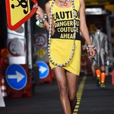 Der Laufsteg als Baustelle: Ebenfalls aus der Frühjahr-Sommer-Kollektion 2016 stammt dieses Outfit mit Schutzbrille, Schilderkette und Warndreieck-Tasche.