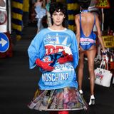 So wird Fensterputzen sexy: Model Bella Hadid bei der Präsentation der Frühjahr-Sommer-Kollektion 2016.