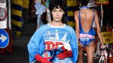 So wird Fensterputzen sexy: Model Bella Hadid bei der Präsentation der Frühjahr-Sommer-Kollektion 2016.
