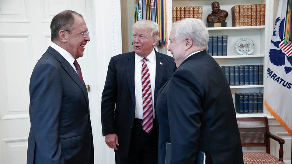 "Urinierende Prostituierte": Ein Treffen von Trump mit dem damaligen russischen Botschafter Sergej Kisljak (rechts) Ein Treffen von Trump mit dem damaligen russischen Botschafter Sergej Kisljak (rechts)