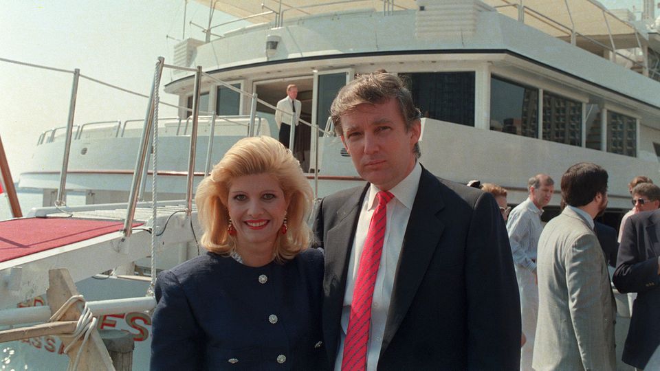 "Urinierende Prostituierte": Donald Trump mit seiner damaligen Frau Ivana 1988 in New York Donald Trump mit seiner damaligen Frau Ivana 1988 in New York