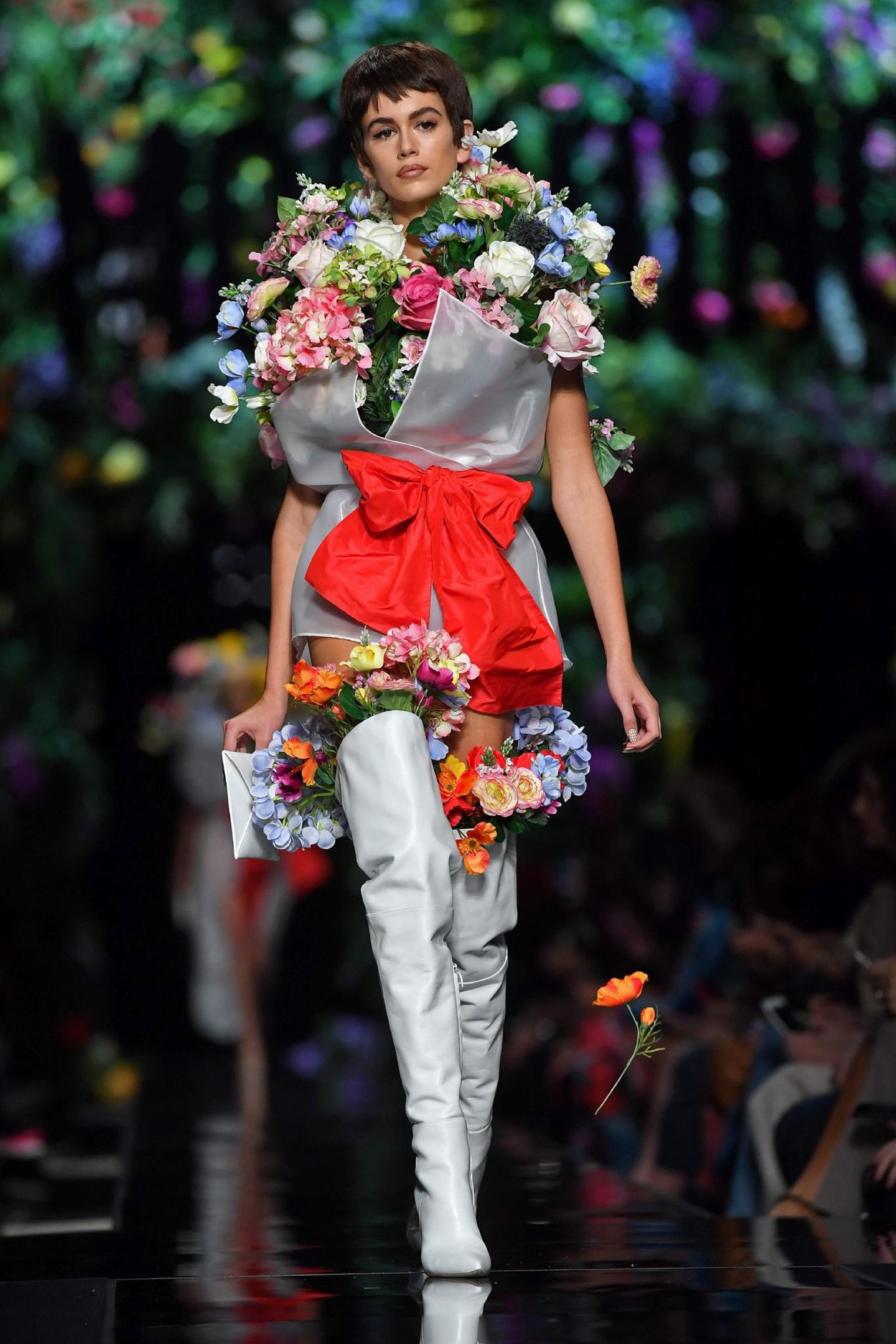 Model Kaia Gerber als wandelnde Blumenvase bei der Moschino-Präsentation im September 2017. Schön anzusehen, aber nicht gerade alltagstauglich.