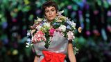 Model Kaia Gerber als wandelnde Blumenvase bei der Moschino-Präsentation im September 2017. Schön anzusehen, aber nicht gerade alltagstauglich.