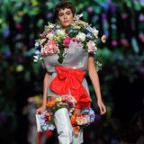 Model Kaia Gerber als wandelnde Blumenvase bei der Moschino-Präsentation im September 2017. Schön anzusehen, aber nicht gerade alltagstauglich.