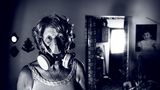 Die Hühnerfarmerin Marta Elsa Cian verlässt ihr Haus nur noch mit Gasmaske, um sich vor den versprühten Giften zu schützen