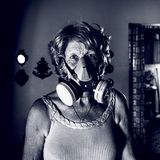 Die Hühnerfarmerin Marta Elsa Cian verlässt ihr Haus nur noch mit Gasmaske, um sich vor den versprühten Giften zu schützen