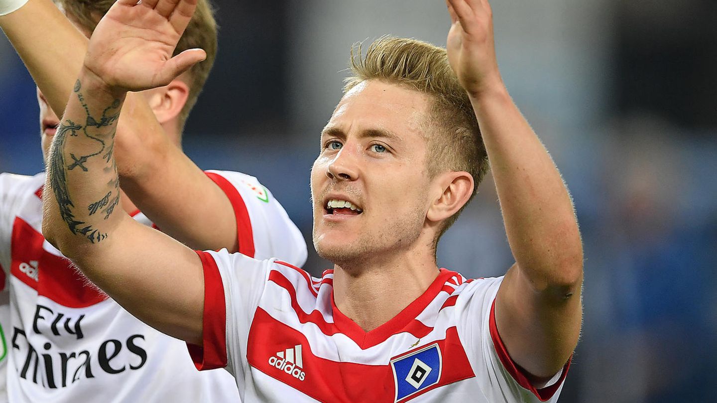 Lewis Holtby feiert - noch ist es möglich, dass der HSV die Relegation erreicht.