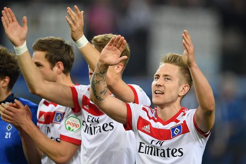 Lewis Holtby feiert - noch ist es möglich, dass der HSV die Relegation erreicht.
