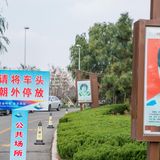 In der Einfahrt zum Rathaus werden die Taten einzelner Bürger hervorgehoben.