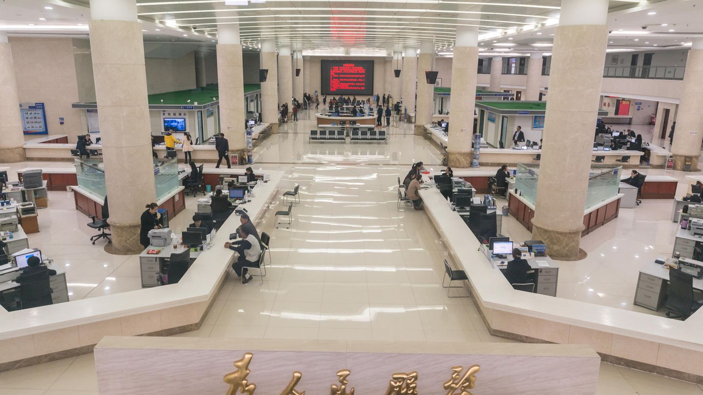 Chinesische Kontinuität: "Dem Volke dienen" - ein Mao-Motto - ziert die Halle des hypermodernen Rathauses.