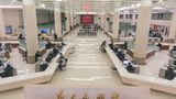 Chinesische Kontinuität: "Dem Volke dienen" - ein Mao-Motto - ziert die Halle des hypermodernen Rathauses.