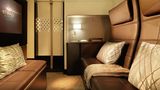 Platz 1: Etihad Airways  Den Begriff First hatte Etihad Airways mit Einführung der "Residence" an Bord des Flaggschiffs, des Airbus A380, erweitert - nach oben. Denn es handelt sich um ein fliegendes Appartement über den Wolken mit Butler-Service, einem Wohnzimmer, Bad mit Dusche und einem Schlafzimmer mit Doppelbett . 